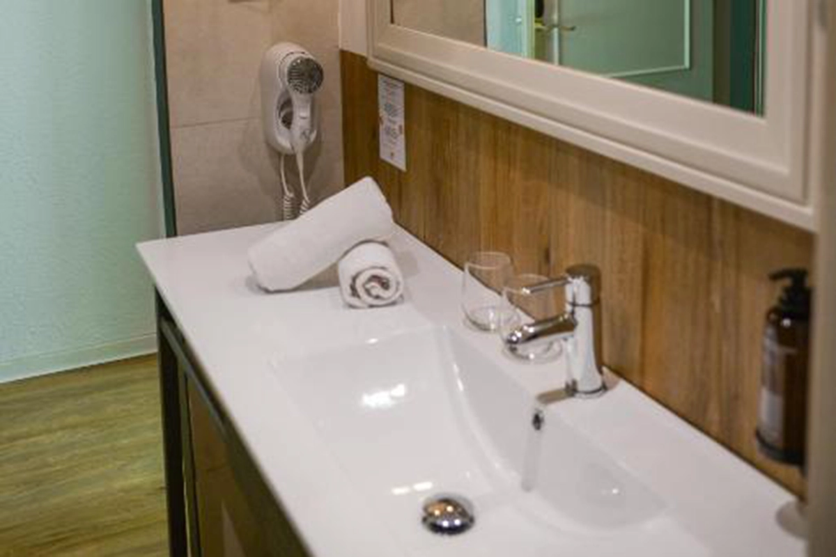 Cuarto de baño en la habitacion doble deluxe queen hotel Lloret Vibe affiliated by Fergus Hotels