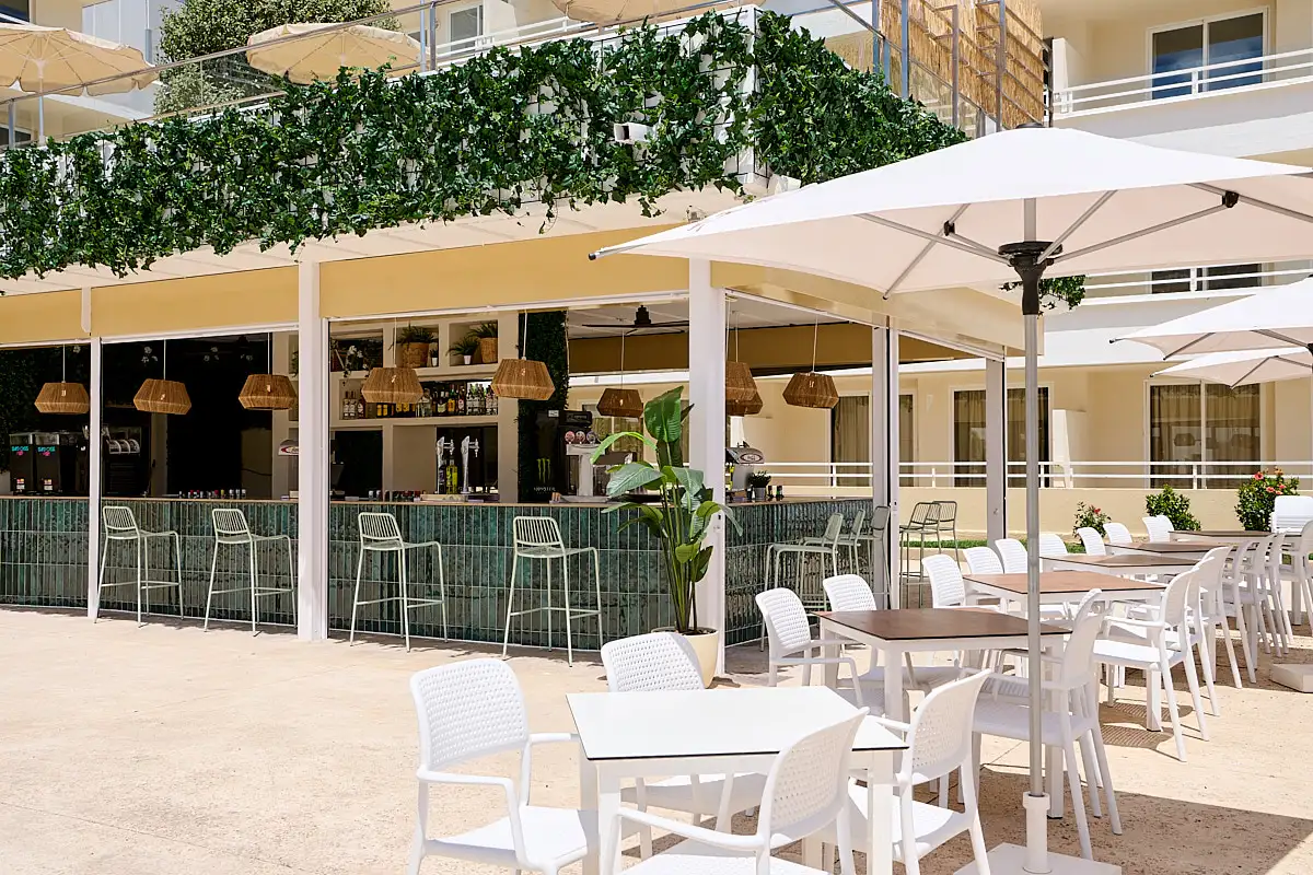 Barra y terraza del Pool bar del Club Mallorca Waterpark