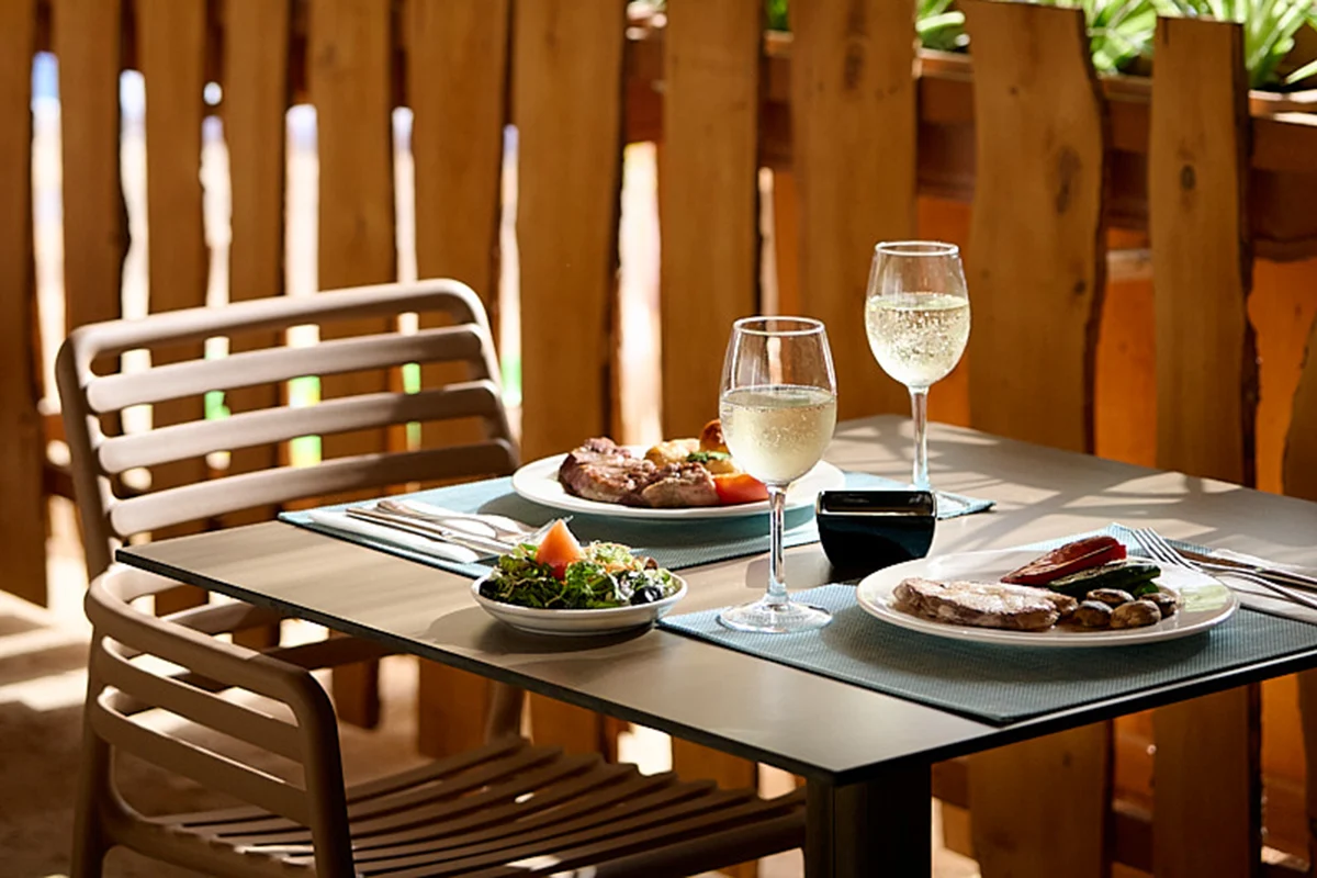 Comida en la mesa de la terraza del restaurante Fergus Club Mallorca Waterpark 