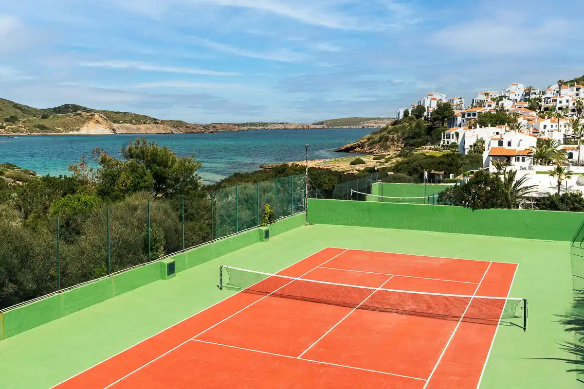 Vista aérea de la pista de tenis junto al mar del Fergus Club Carema Splash