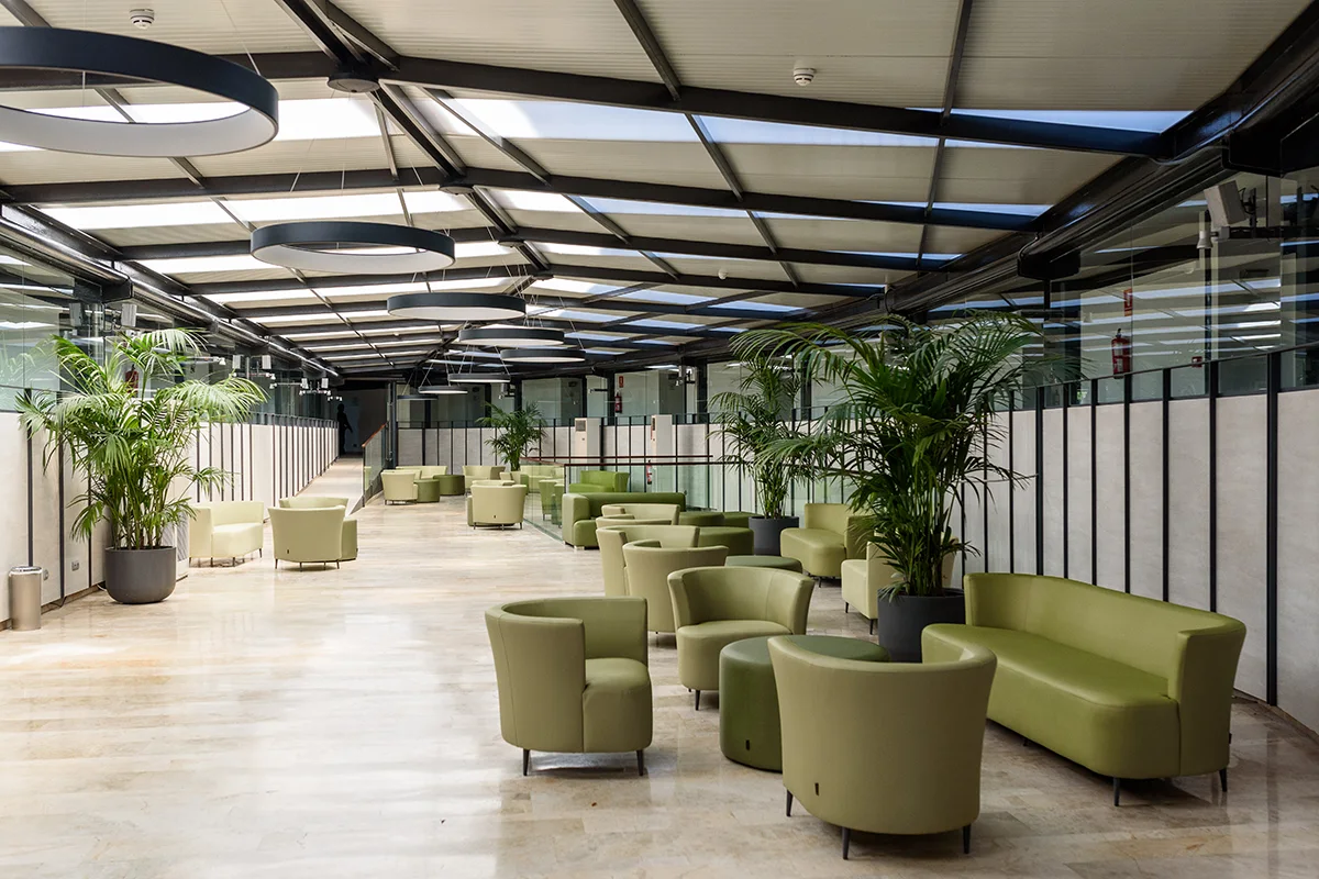 Gran salón con cómodos sillones del Fergus Cap Roig 