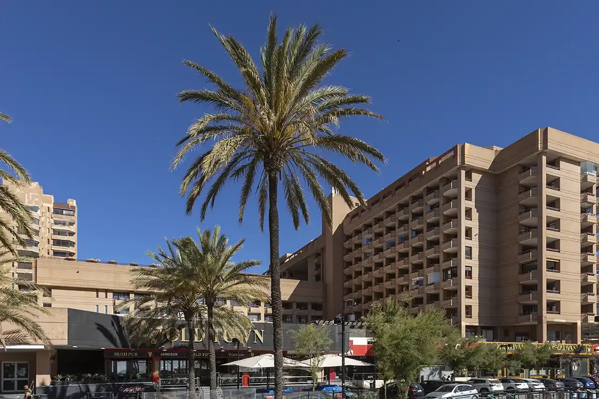 Exterior del edificio del hotel Las Palmeras affiliated by Fergus Hotels