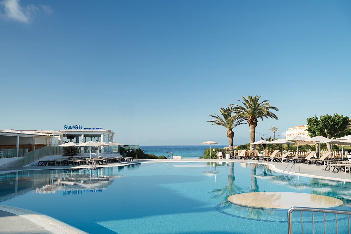 Gran piscina Hotel Fergus Style Carema Beach