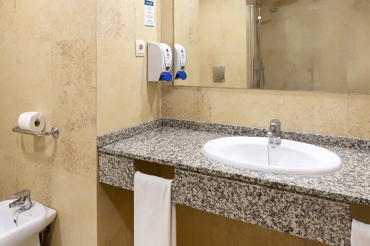 Cuarto de baño de la habitación doble del hotel Las Palmeras affiliated by Fergus Hotels