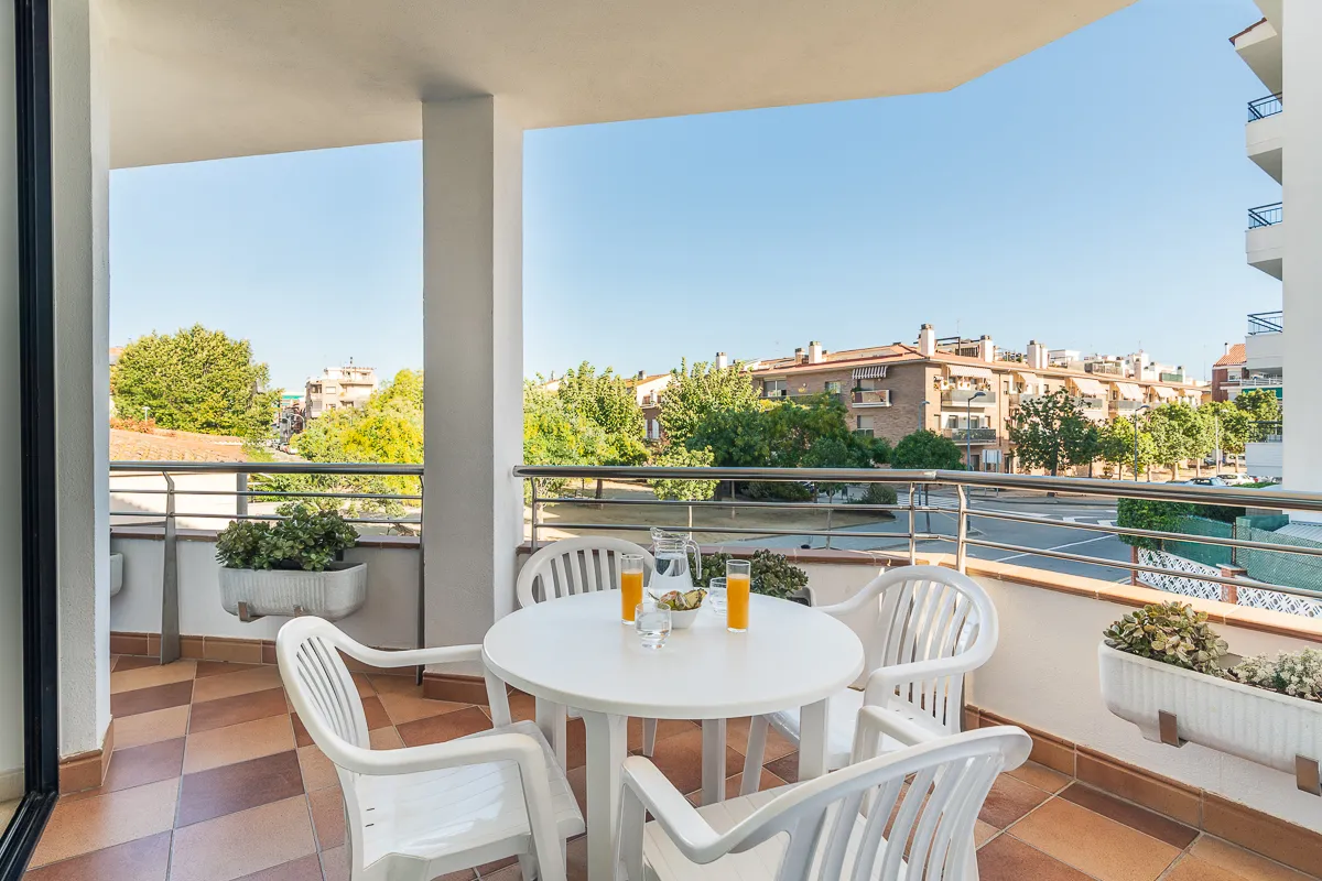Terraza amueblada con mesa y sillas en el apartamento familiar en Fergus Club Pineda Splash