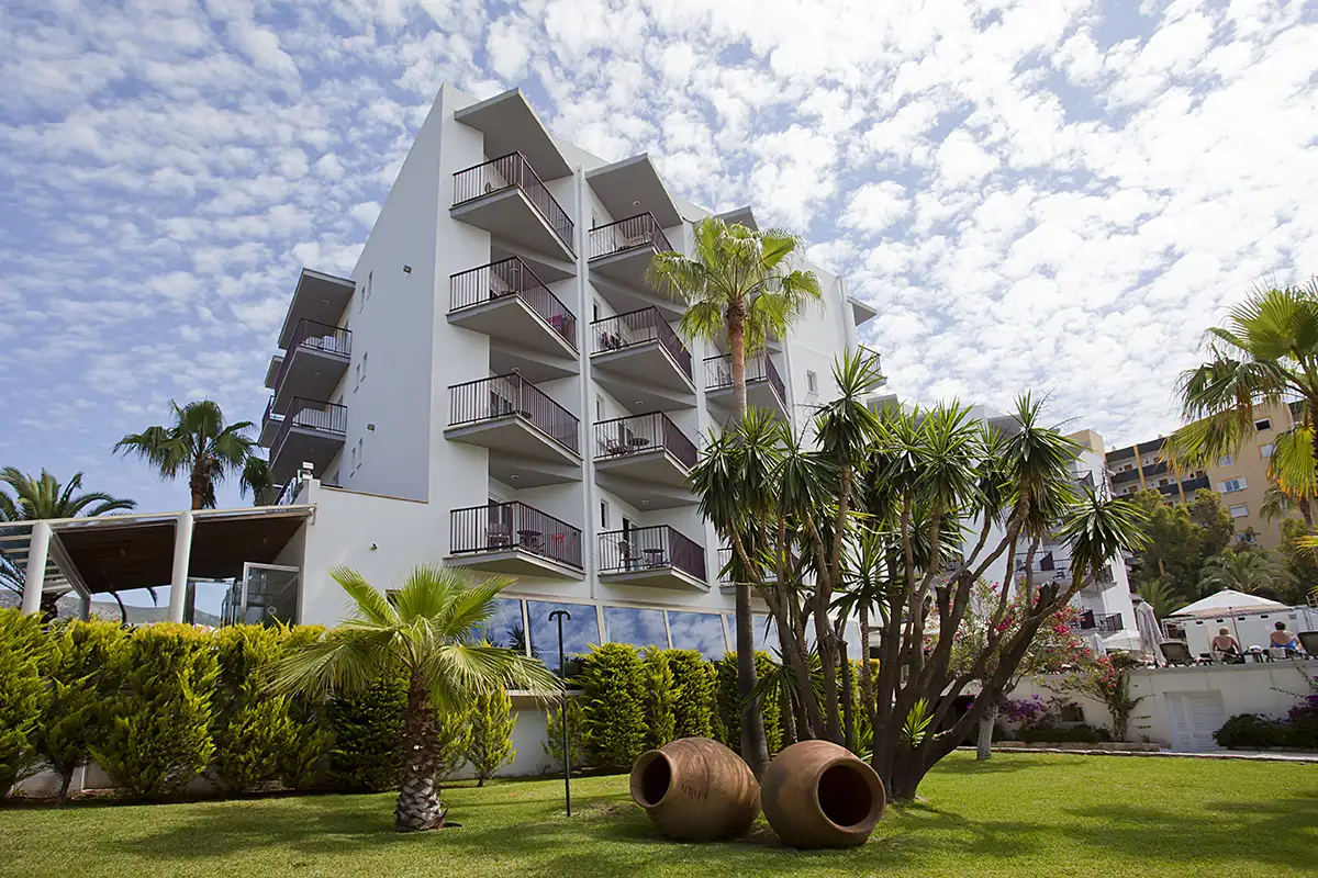 Jardín lateral junto al edificio del Fergus Bermudas