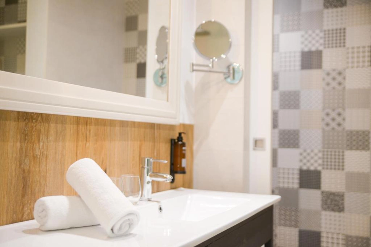 Cuarto de baño moderno y funcional en hotel Lloret Vibe affiliated by Fergus Hotels