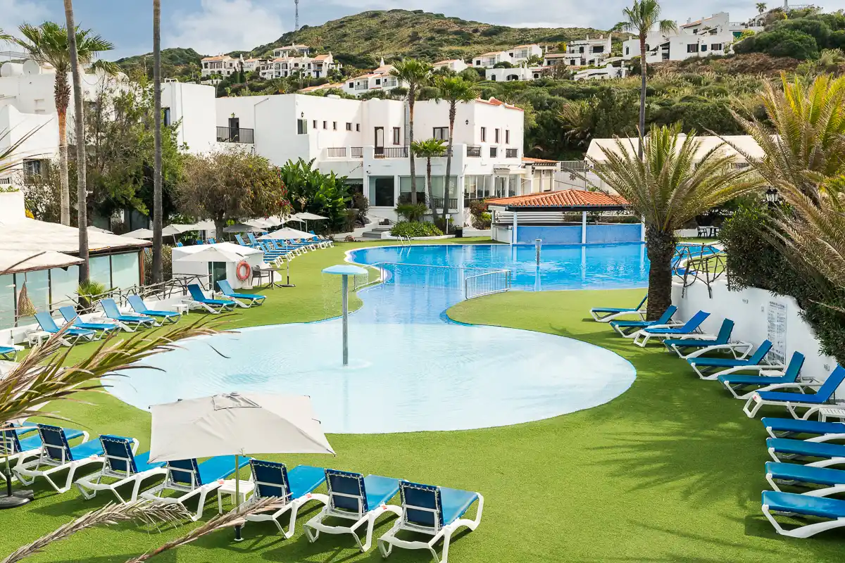 Hamacas bordeando la piscina del Fergus Club Carema Splash