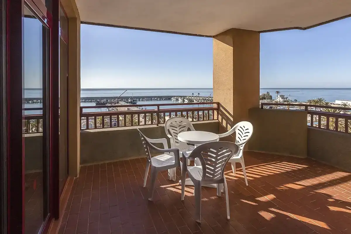 Terraza con vistas al mar de la Junior de Las Palmeras Affiliated by Fergus Hotels