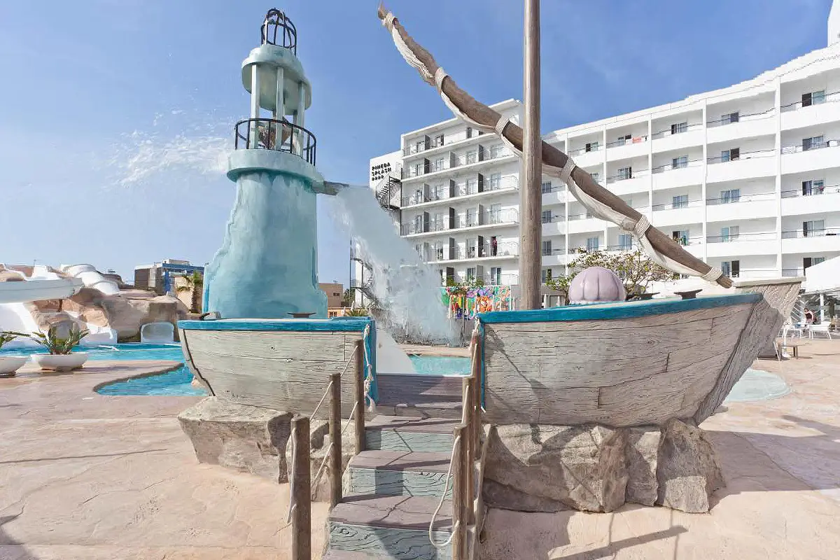 Barco pirata en zona splash del Hotel Club Pineda Splash