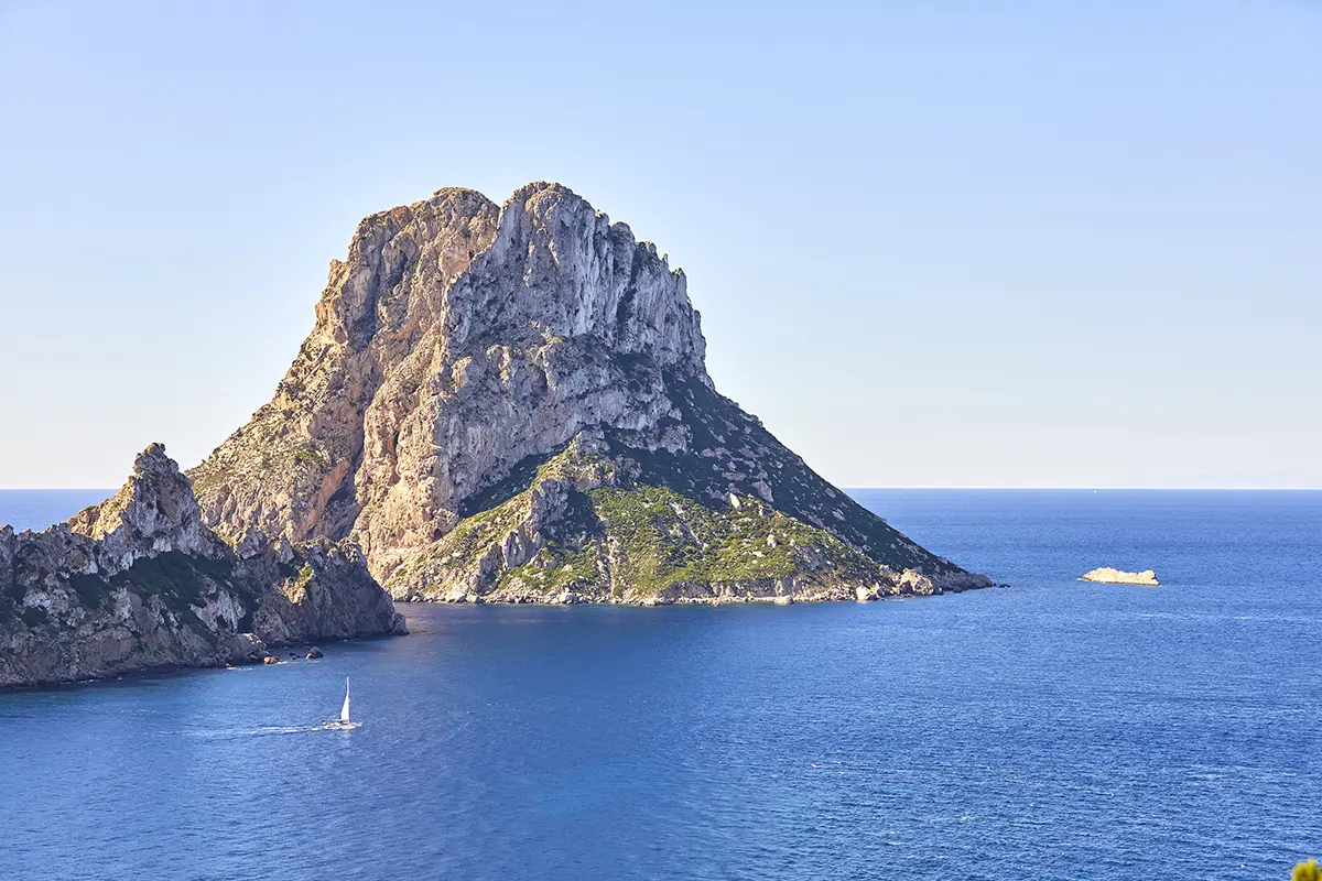 Peñón de la cala d'en Bossa en el Fergus Style Bahamas