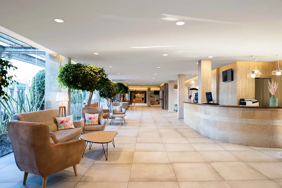 Mostrador de recepción del Hotel Fergus Club Pineda Splash