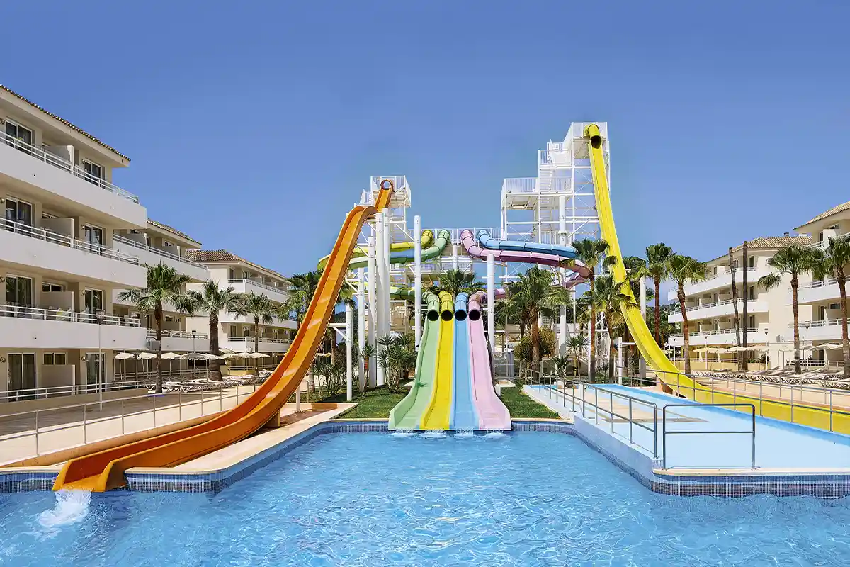 Grandes Toboganes acuáticos en la piscina del Fergus Club Mallorca Waterpark