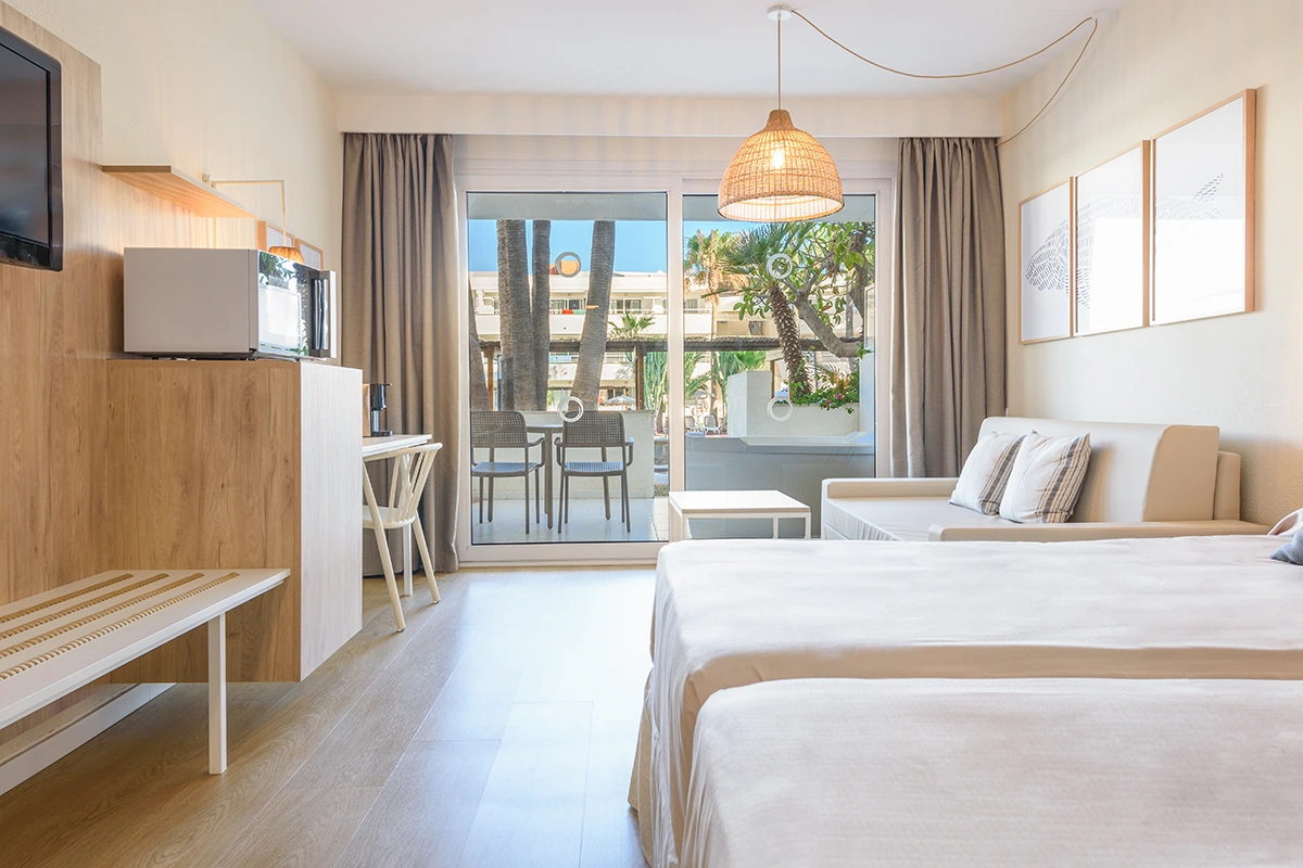Sala de estar con sofá cama en la habitación del Fergus Club Palmanova Park
