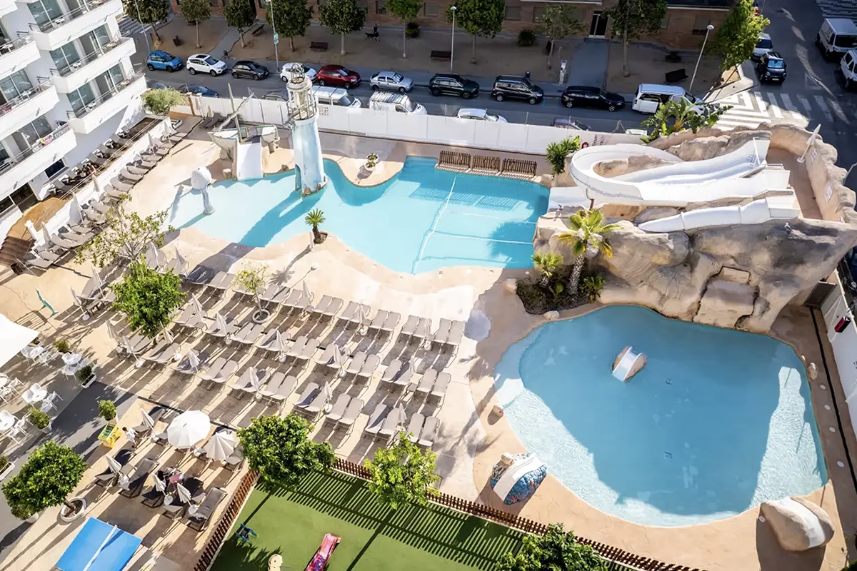 Vista aérea del hotel y piscina Club Pineda Splash