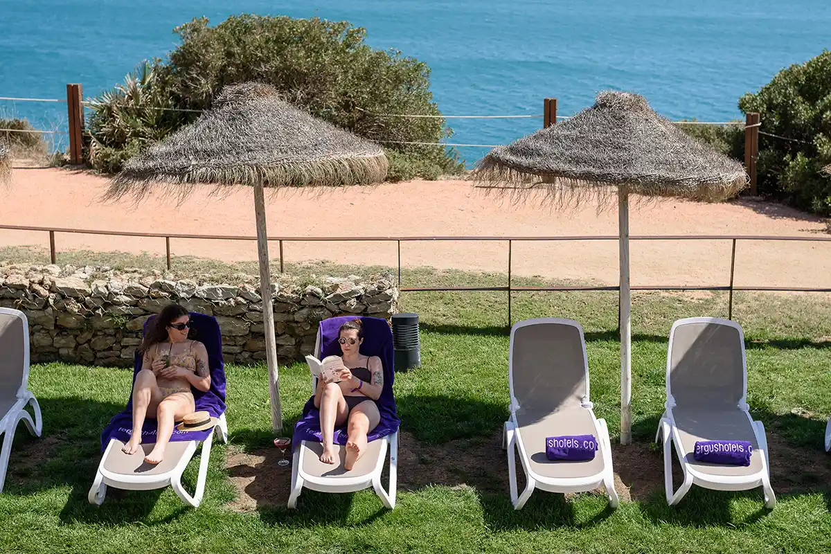 Zona solárium con hamacas y sombrillas del Fergus Cap Roig