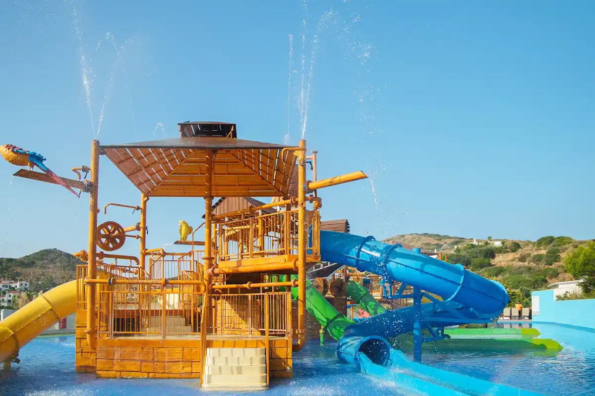 Torres y toboganes en la zona splash del Fergus Club Carema Splash