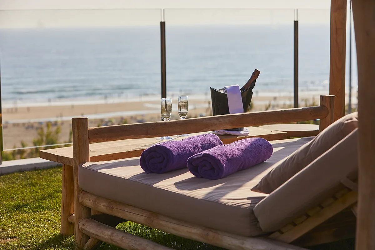Cama balinesa con toallas frente al mar Fergus Conil Park 