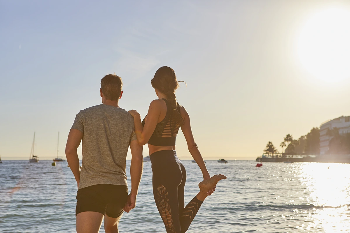 Pareja preparándose para el running junto a la playa del Fergus Style Tobago