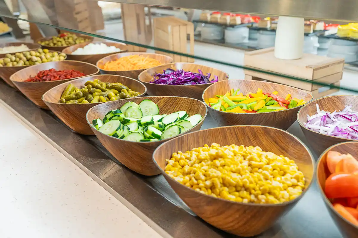 Variedad de ensaladas en el buffet del Fergus Club Carema Splash
