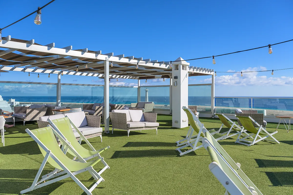 Terraza con sillones y hamacas en el Rooftop del Fergus Cactus Garden
