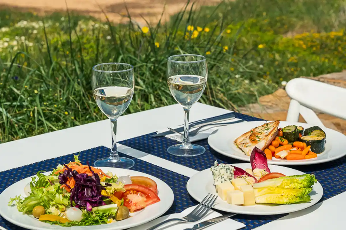 Comida en mesa de la terraza del restaurante del Fergus Carema Splash