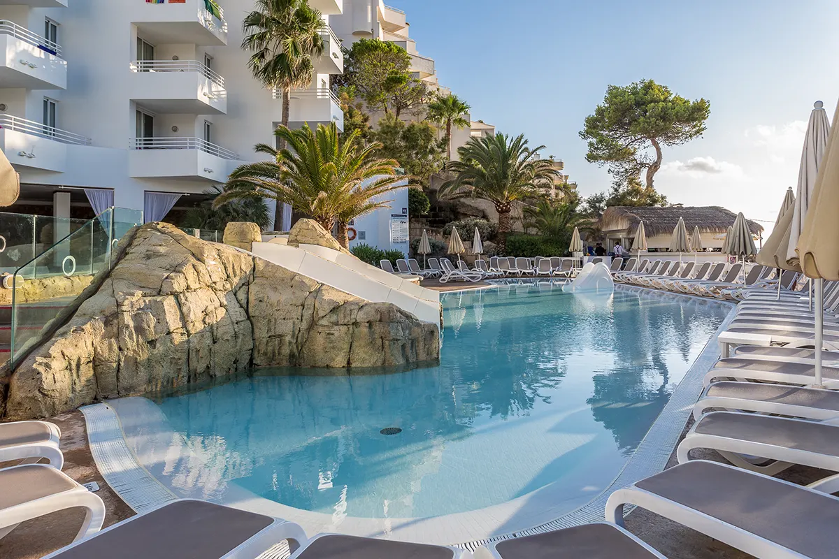 Piscina exterior Fergus Style Cala Blanca Suites
