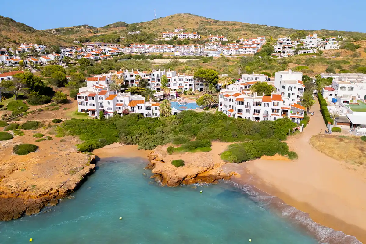 Vista aérea de la costa junto al Fergus Club Carema Splash