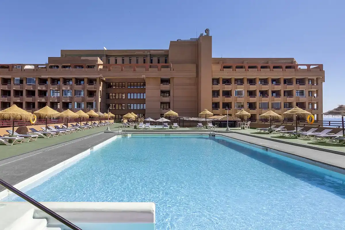 Gran piscina del hotel Las Palmeras affiliated by Fergus Hotels