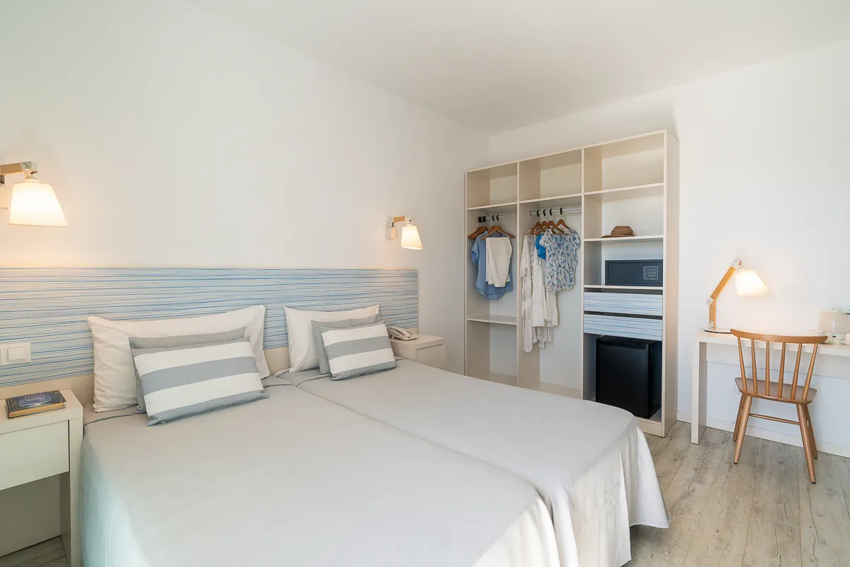 Dormitorio de la habitación Familiar Deluxe en Fergus Club Pineda Splash