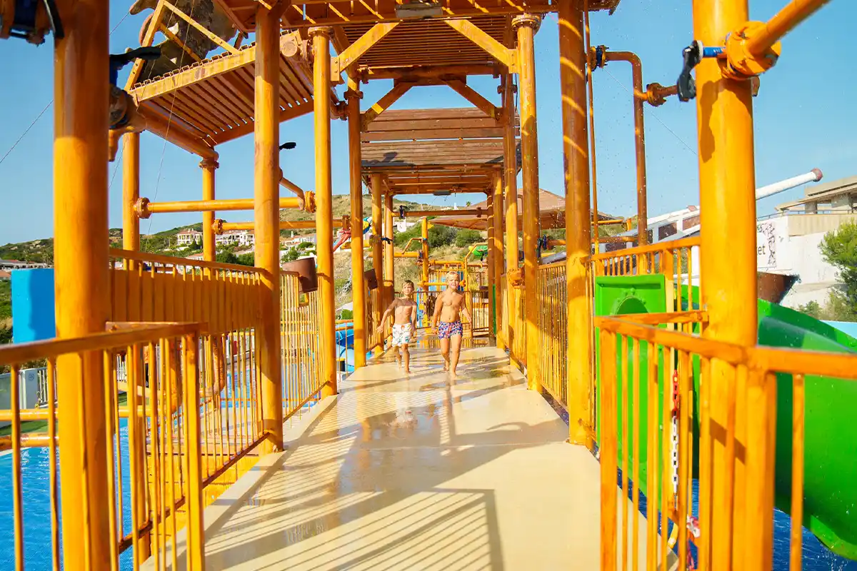 Puente en una de las atracciones del parque acuático del Fergus club Carema Splash