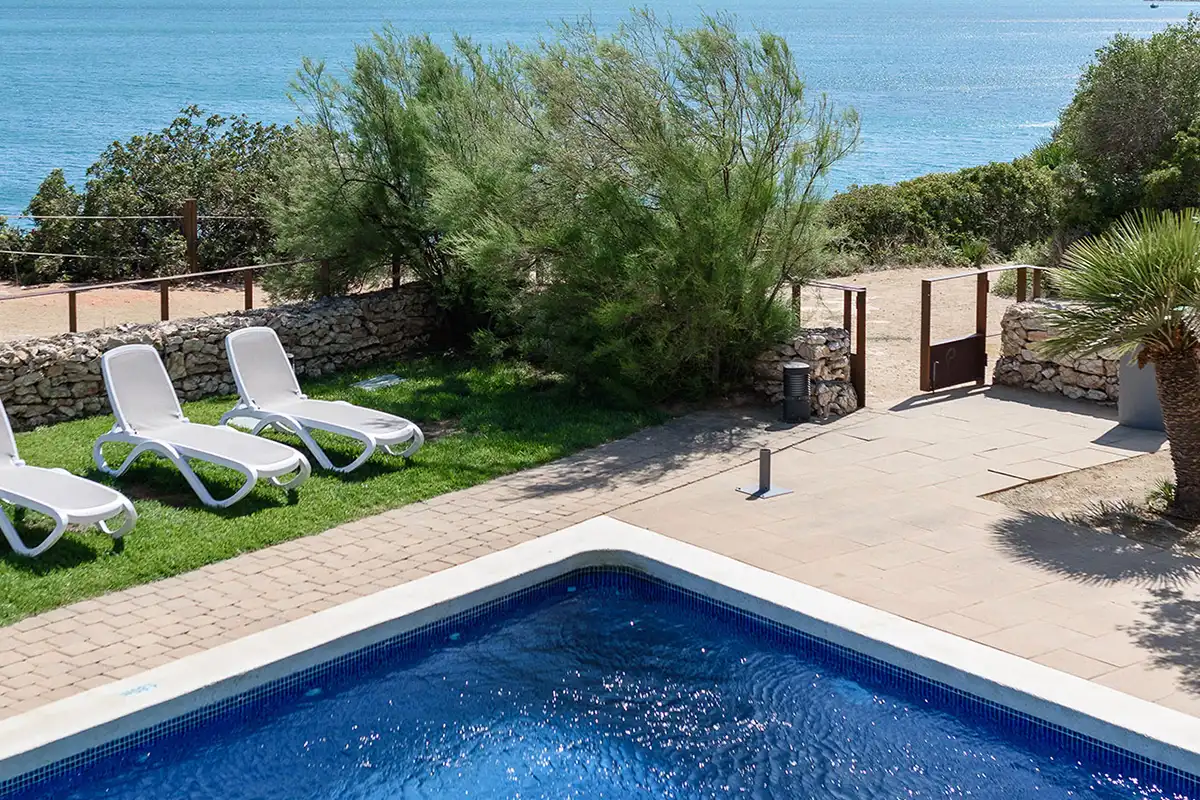 Entrada desde el exterior a la piscina del Fergus Cap Roig