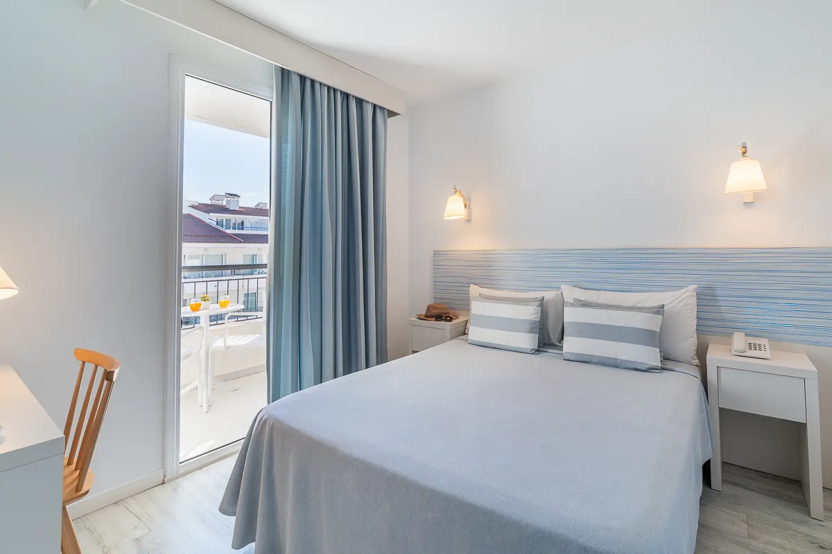 Habitación doble Deluxe con vista piscina en Fergus Club Pineda Splash