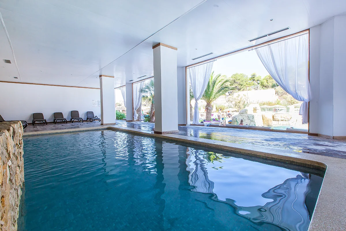 Piscina interior Fergus Style Cala Blanca Suites
