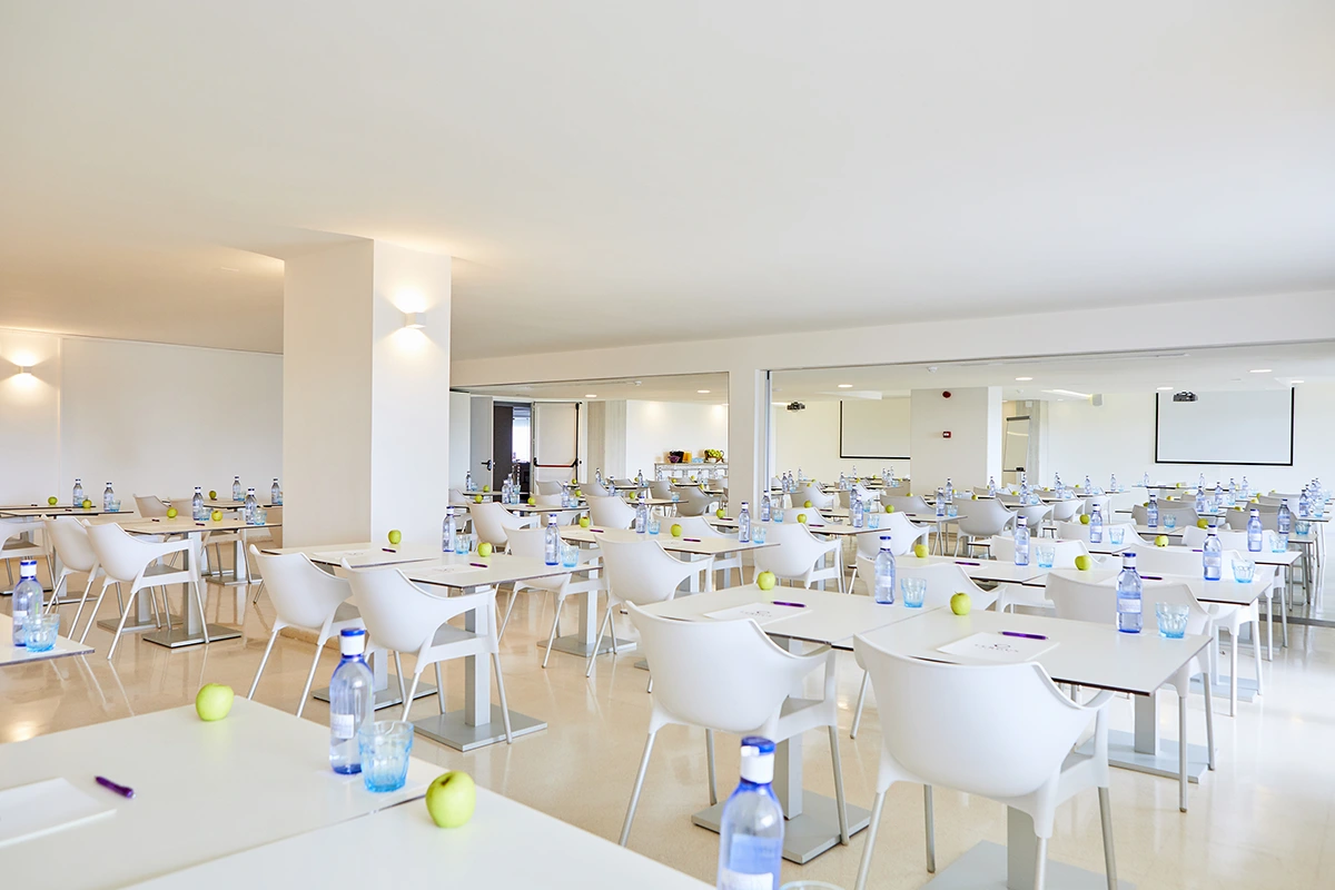 Moderna sala de comedor restaurante del Fergus Style Bahamas