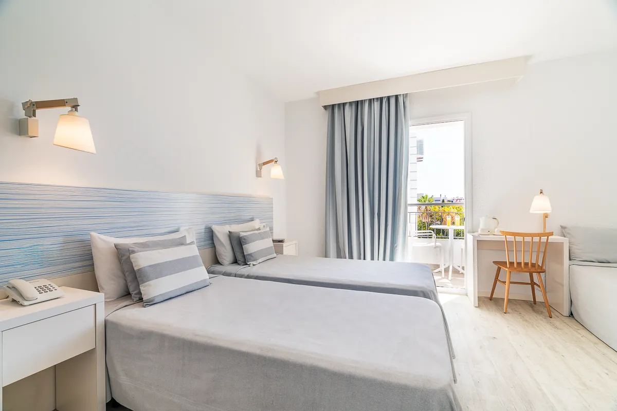 Camas individuales de la habitación triple Deluxe en Fergus Club Pineda Splash