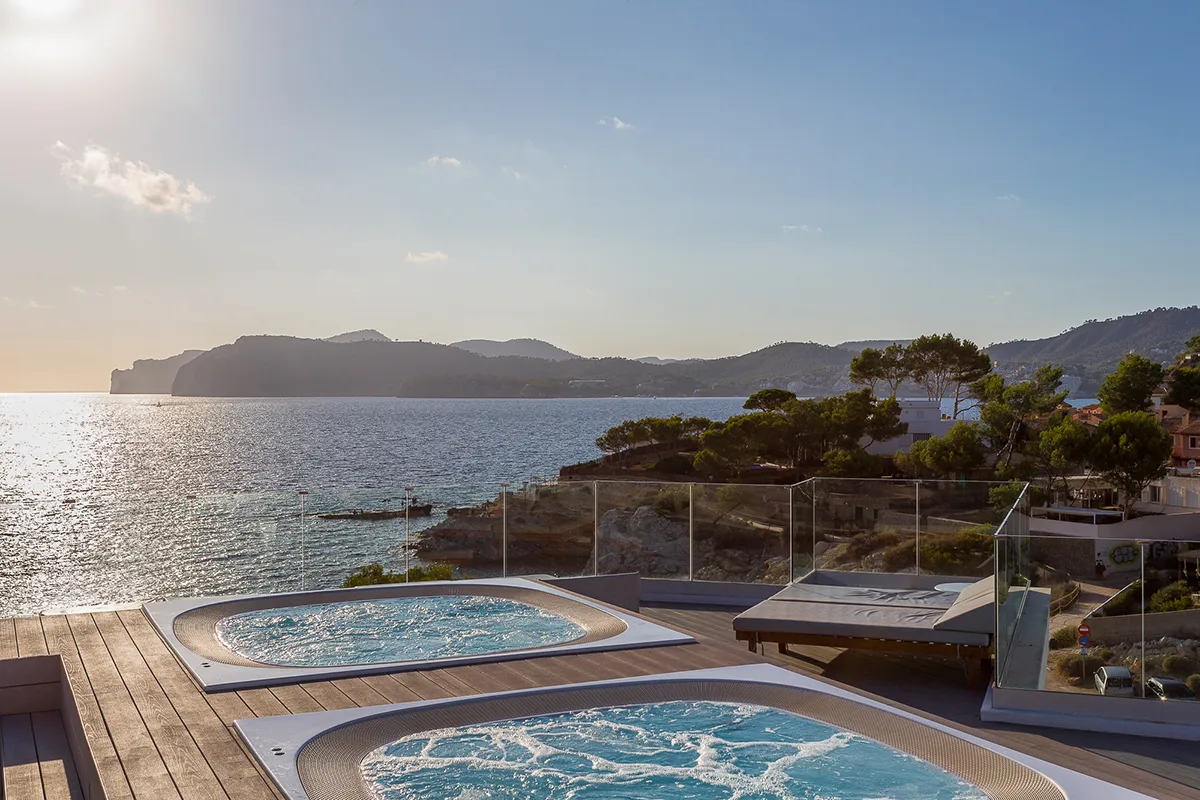 Jacuzzi del hotel Fergus Style Cala Blanca Suites