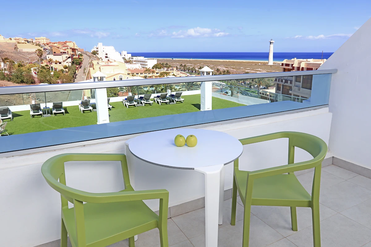 Balcón de la Junior Suite con vista al mar lateral del Fergus Cactus Garden