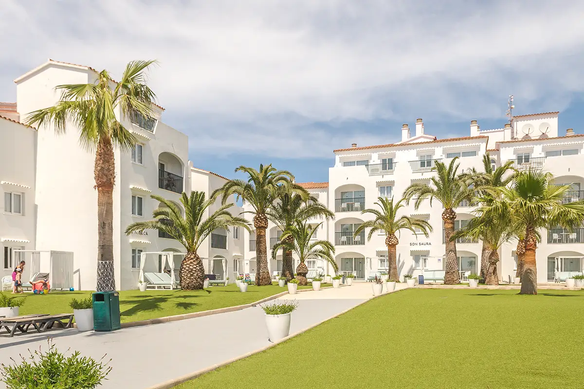 Jardines del hotel Fergus Style Carema Beach
