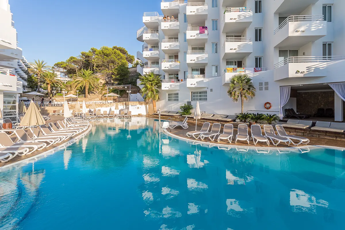 Piscina del hotel Fergus Style Cala Blanca Suites