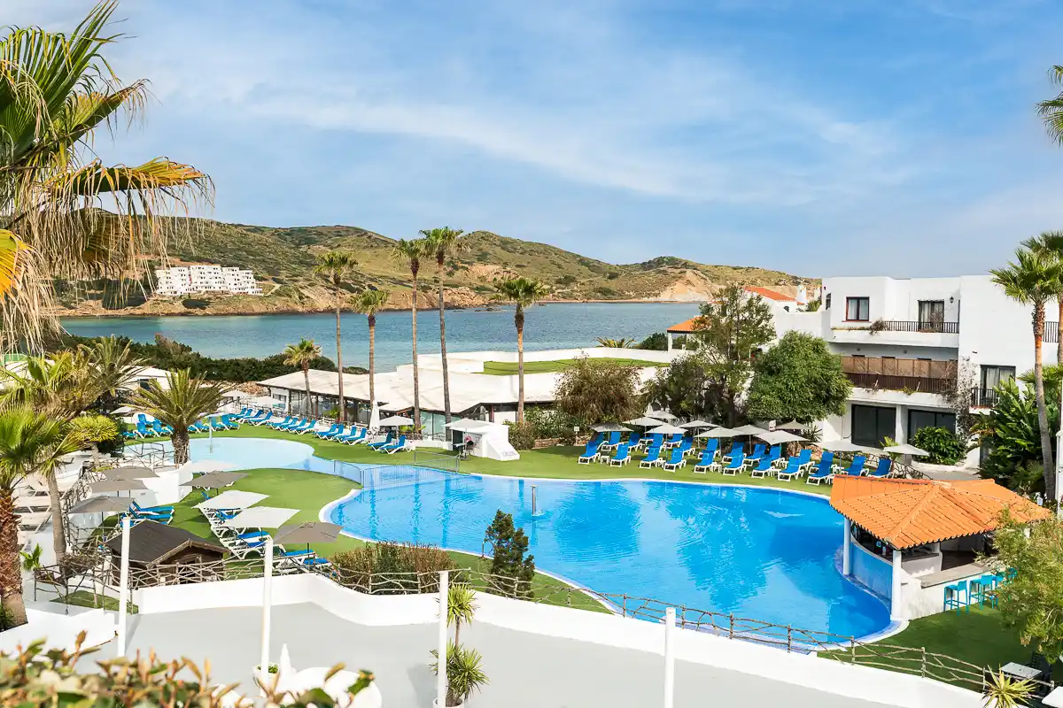 Vista aérea de la piscina y el mar del Fergus Club Carema Splash