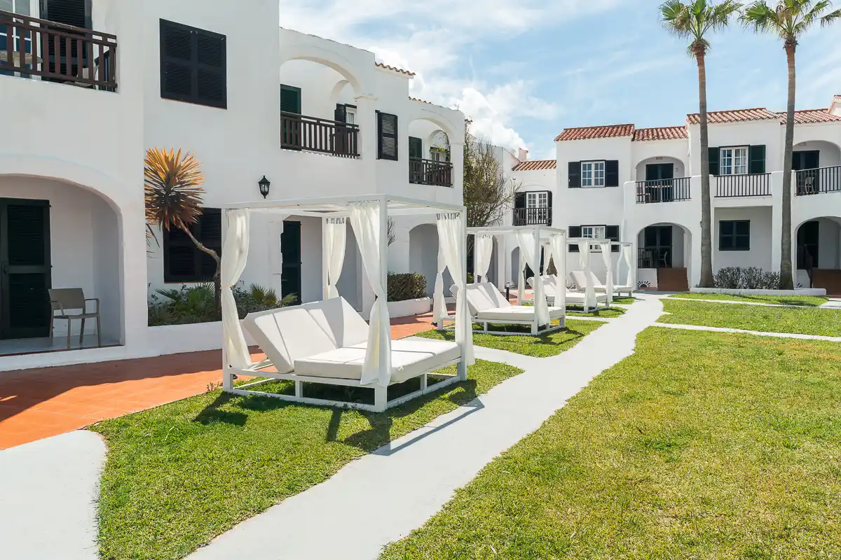 Camas balinesas en los jardines del Fergus Club Carema Splash