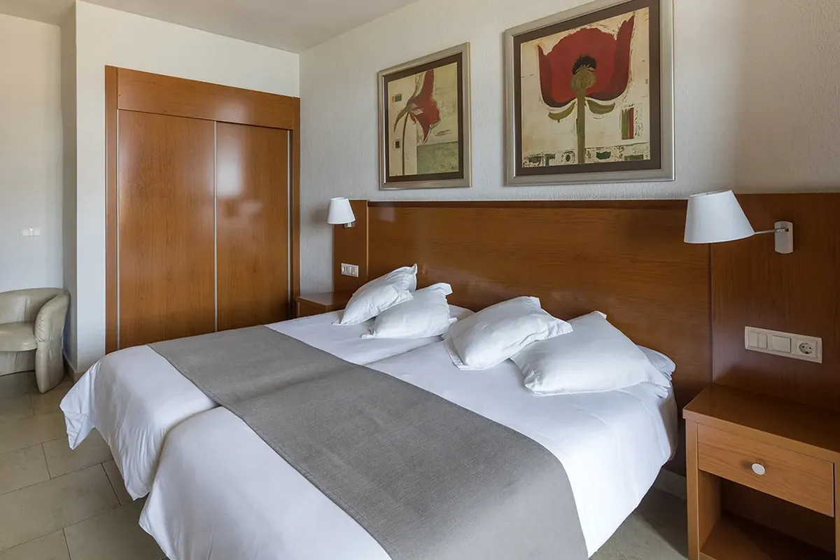 Camas twin y armario empotrado en la habitación doble del hotel Las Palmeras affiliated by Fergus Hotels