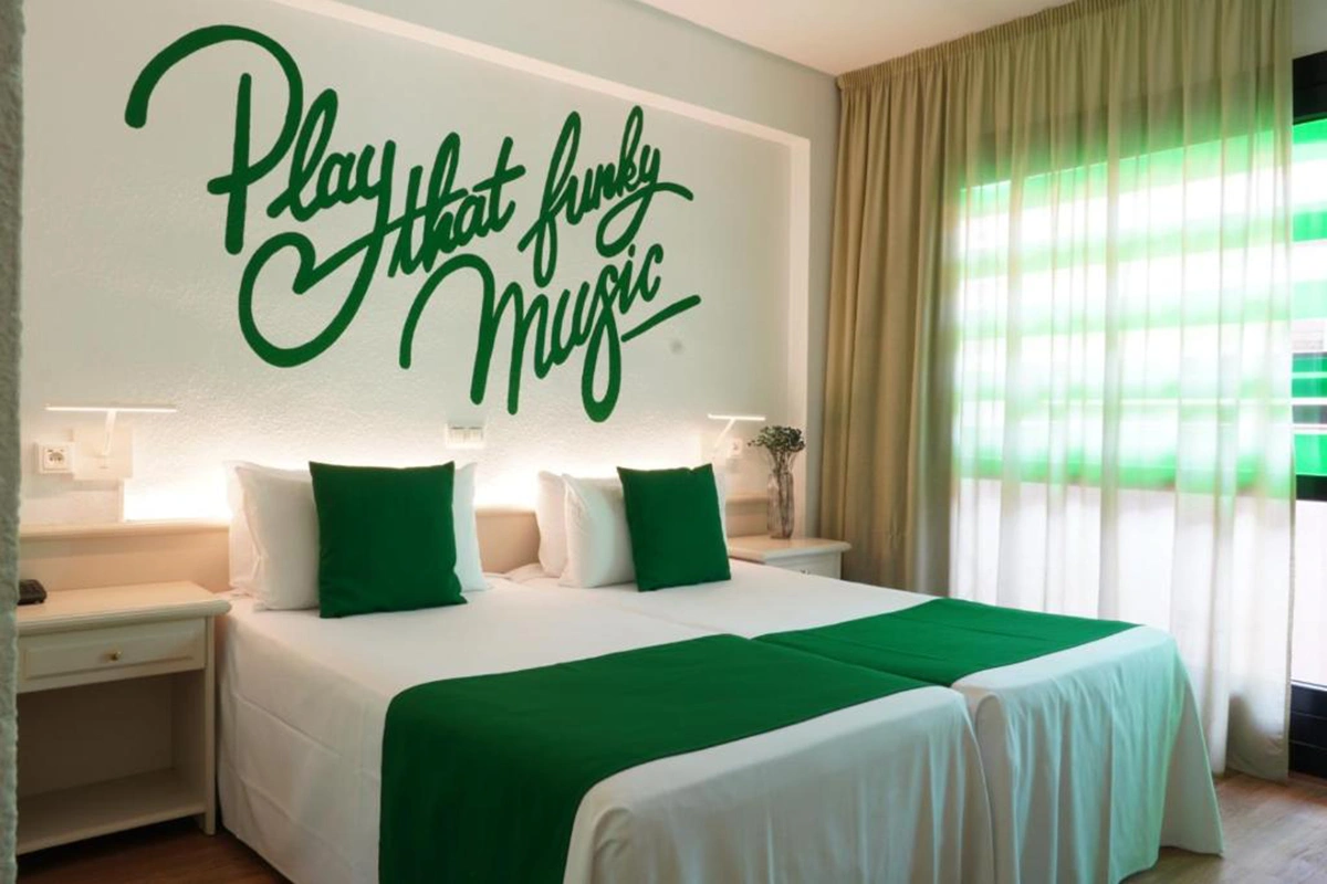 Habitación doble deluxe con gran ventanal en hotel Lloret Vibe affiliated by Fergus Hotels