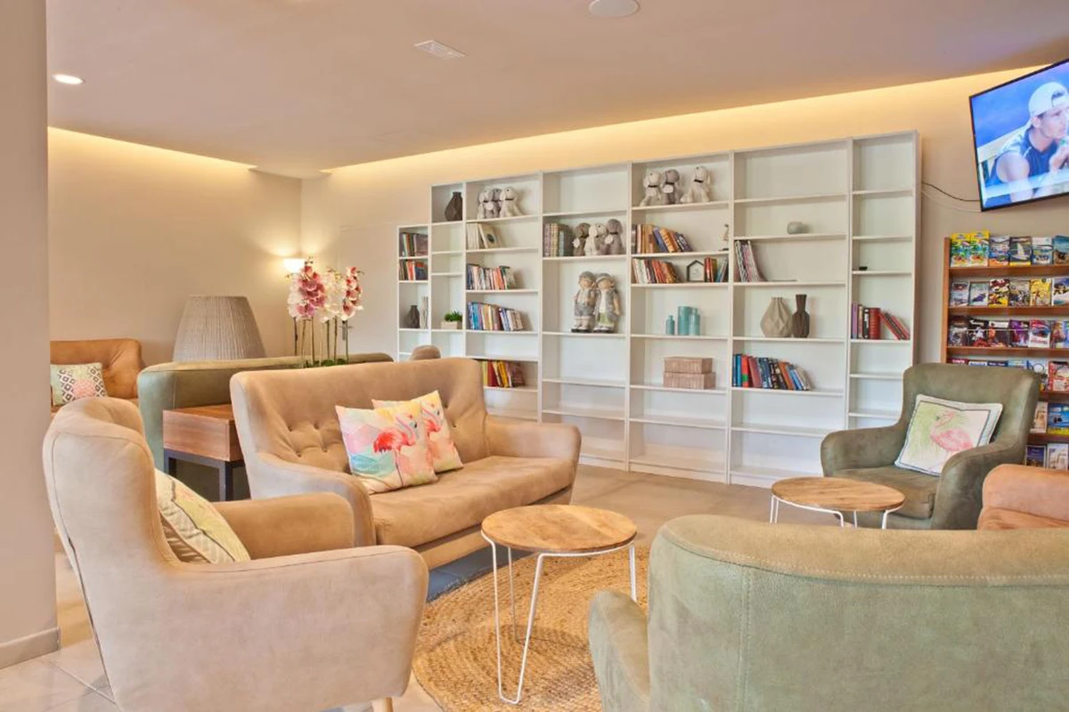 Sala lectura o televisión en el Hotel Fergus Club Pineda Splash