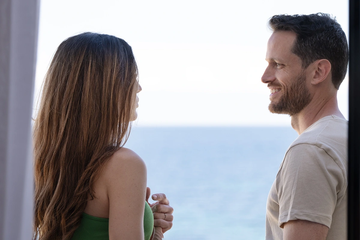 Pareja frente a una ventana con vistas al mar del Fergus Style Palma Beach