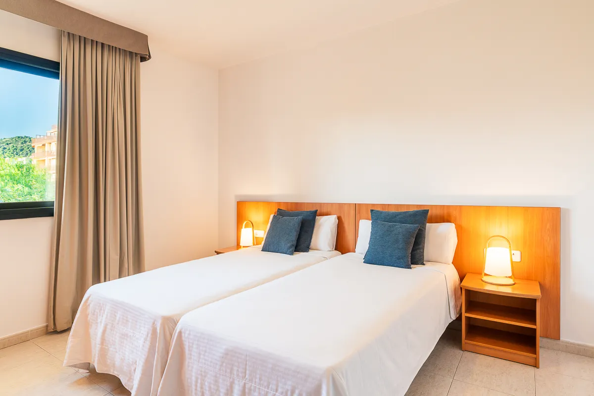 Camas twin en el dormitorio del apartamento estándar en Fergus Club Pineda Splash