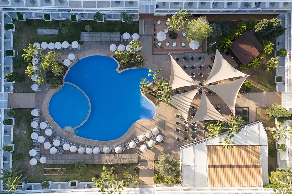 Vista aérea de la gran piscina del Fergus Club Palmanova Park