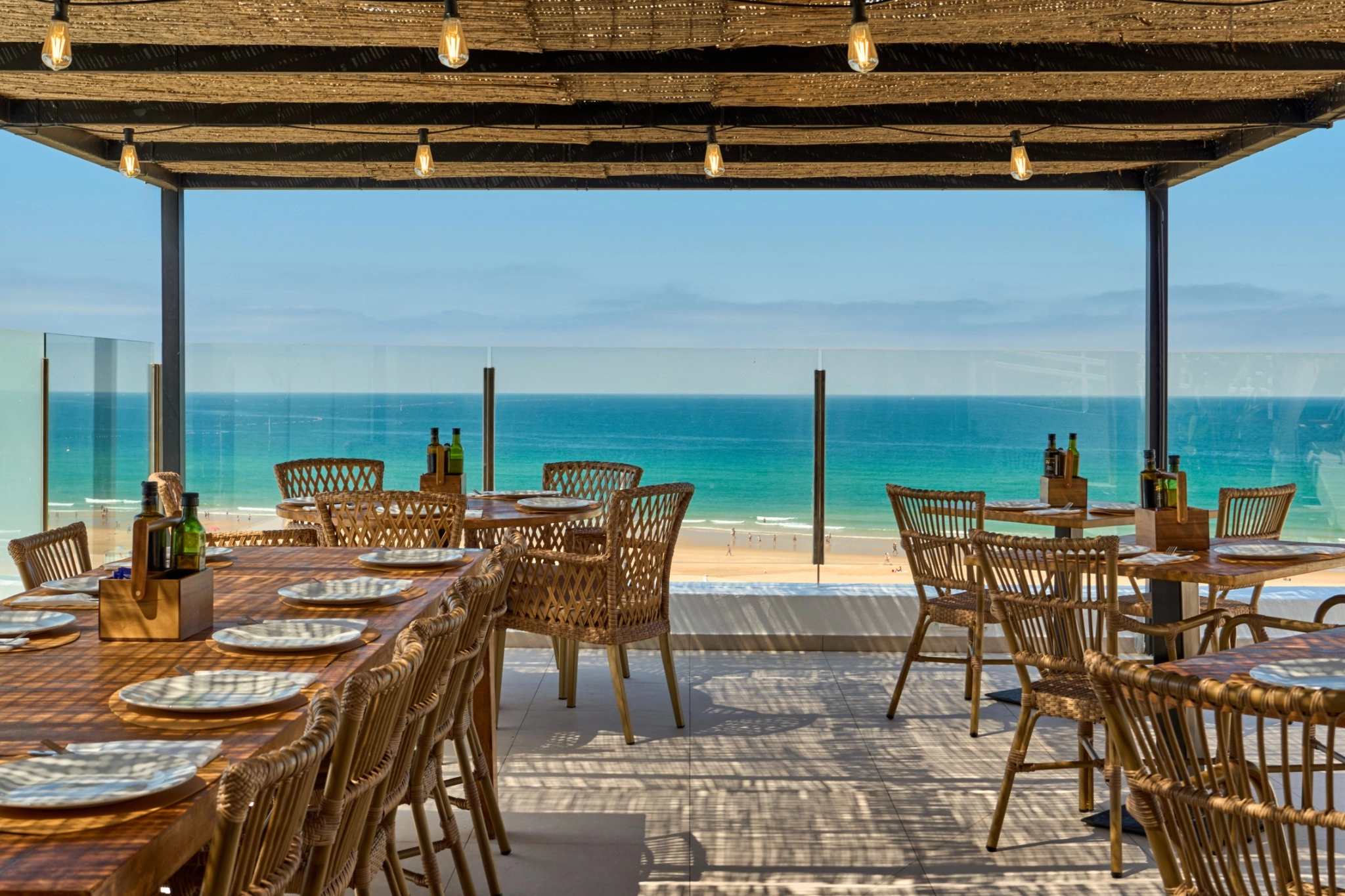 Mesa del restaurante exterior con vistas a la playa en Fergus Conil Park Fergus Hotel
