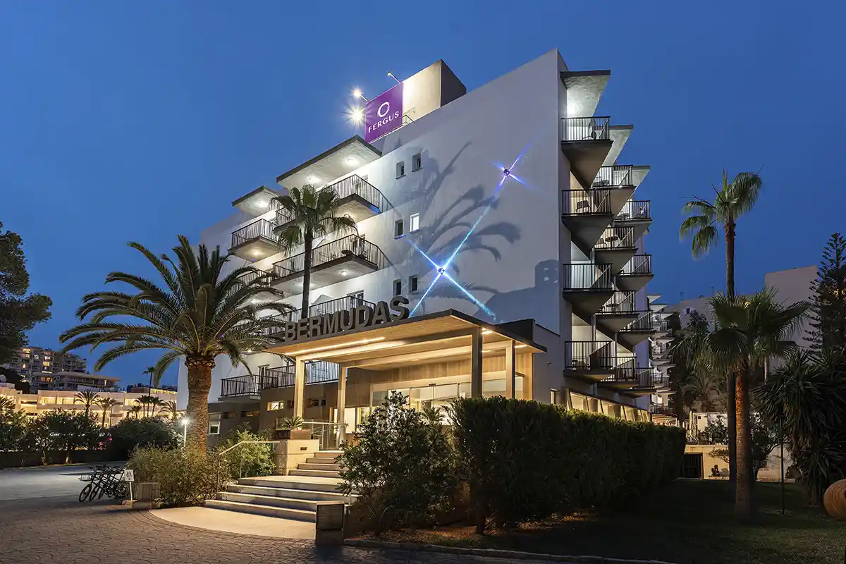 Fachada iluminada al anocher del Fergus Bermudas